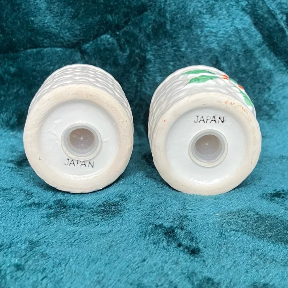 Vintage Set Enesco Japan Holly‎ Berry Salt and Pepper Shakers
